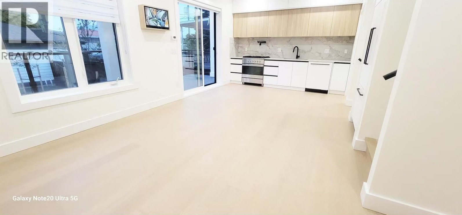 Bright great room flowing into the kitchen