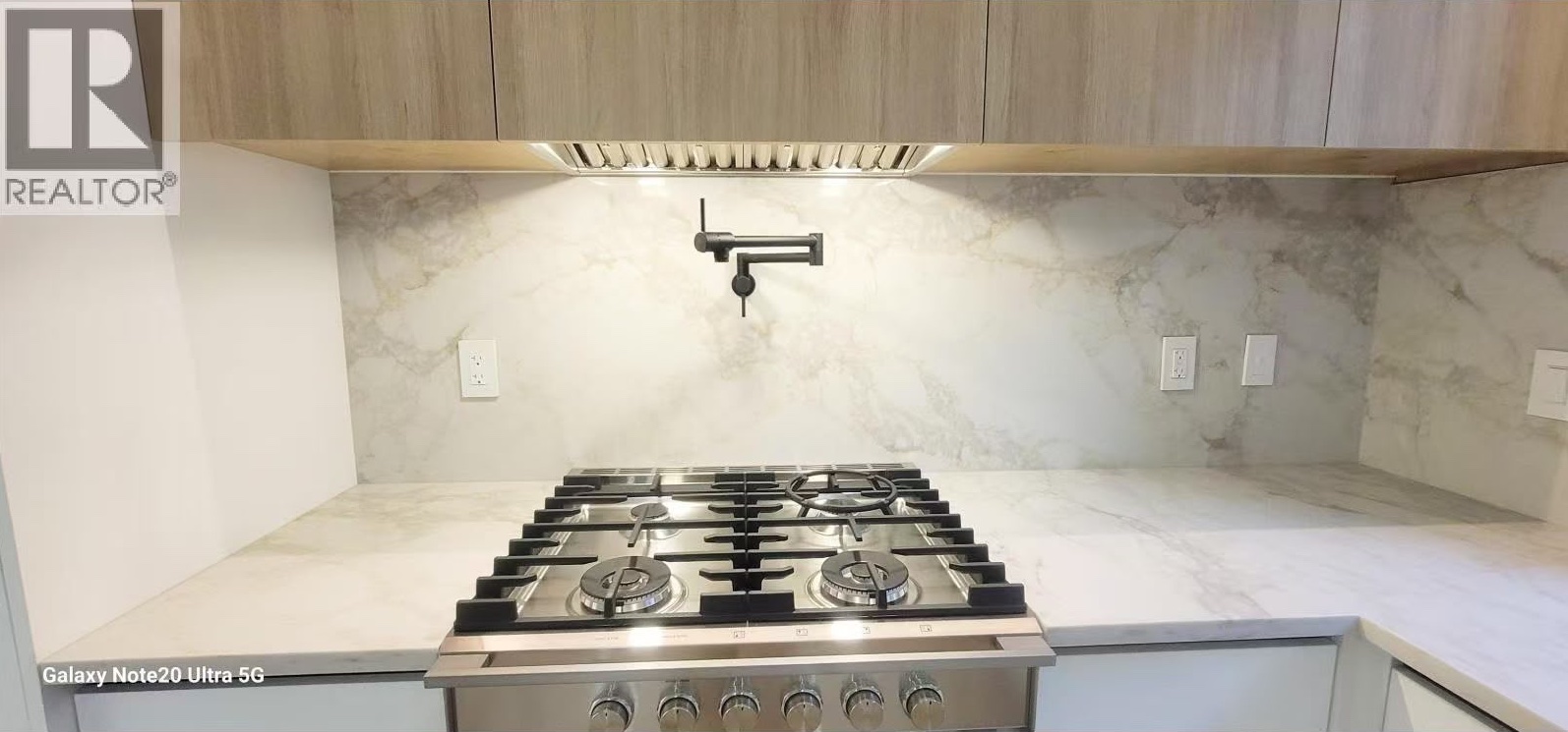 Gas range with pot filler and full-slab backsplash