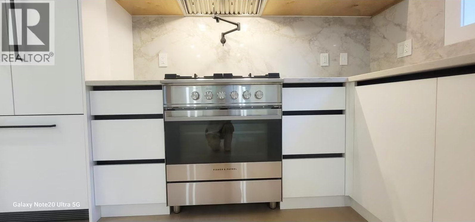 Range and handle-less drawers under marble-look countertop